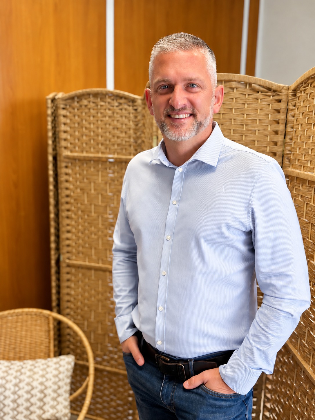 Portrait de Laurent Lecault, debout et souriant